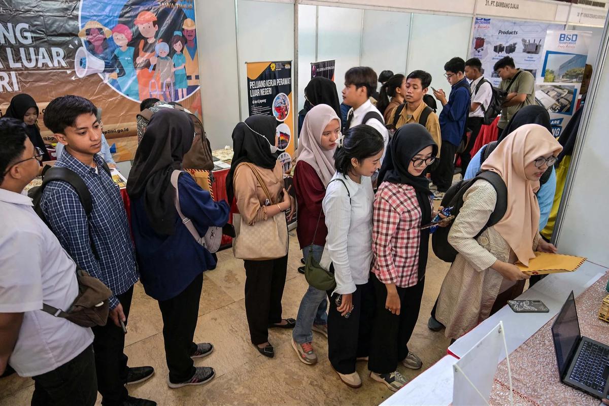 FOTO: Antrean Pencari Kerja Mengular di Job Fair Surabaya 2026