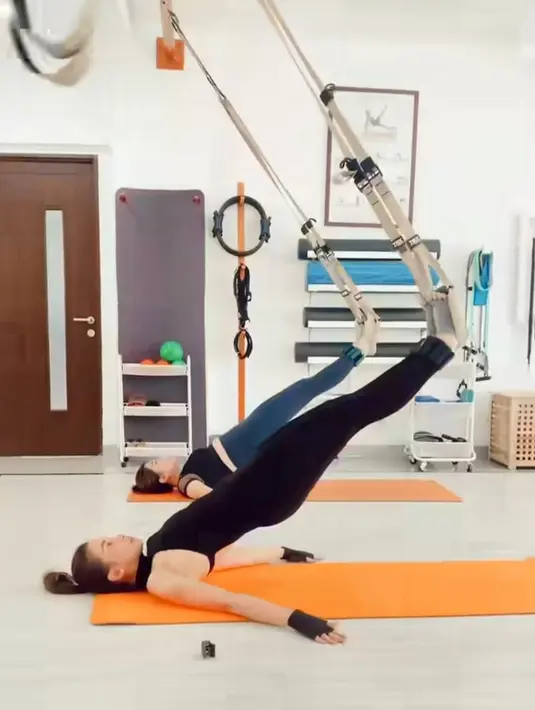 ‘Jatuh cinta pada prosesnya maka akan ada hasilnya,’ tulis Chelsea lewat unggahan foto pilatesnya. Tak heran belakangan, wanita blasteran Tionghoa ini kerap mengunggah momen pilates. (Liputan6.com/IG/chelseaoliviaa)
