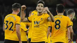 Pemain Wolverhampton Wanderers, Raul Jimenez merayakan golnya ke gawang Liverpool pada laga putaran ketiga Piala FA di Molineux Stadium, Senin (7/1). Liverpool tersingkir dari Piala FA setelah takluk 1-2 dari Wolverhampton Wanderers. (AP/Rui Vieira)