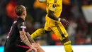 Pemain AS Roma Rick Karsdorp (kiri) berebut bola dengan pemain HJK Helsinki Malik Abubakari pada pertandingan sepak bola Liga Europa di Stadion Olimpiade Roma, Italia, 15 September 2022. AS Roma menang dengan skor 3-0. (AP Photo/Alessandra Tarantino)