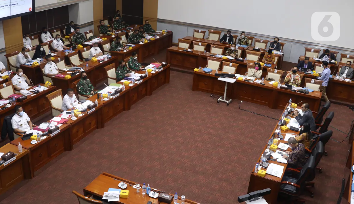 Wamenhan RI M. Herindra bersama KSAD, KSAL, KSAU, dan KABAIS saat rapat dengar pendapat (RDP) dengan Komisi I DPR RI di Kompleks Parlemen, Jakarta, Senin (31/5/2021). (Liputan6.com/Angga Yuniar)