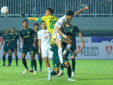 Kiper Persikabo 1973, Syahrul Trisna (tengah) berusaha menghalau bola yang mengarah ke pemain Persija Jakarta, Aji Kusuma pada laga pekan kedua BRI Liga 1 2023/2024 di Stadion Pakansari, Cibinong, Bogor, Minggu (9/7/2023). (Bola.com/M Iqbal Ichsan)
