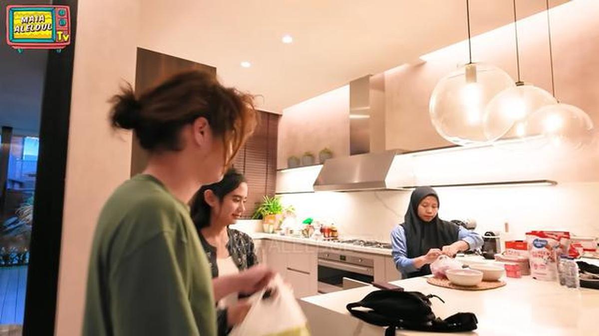 5 Potret Ruang Makan dan Dapur Rumah Maia Estianty, Konsep Open Space yang Mewah