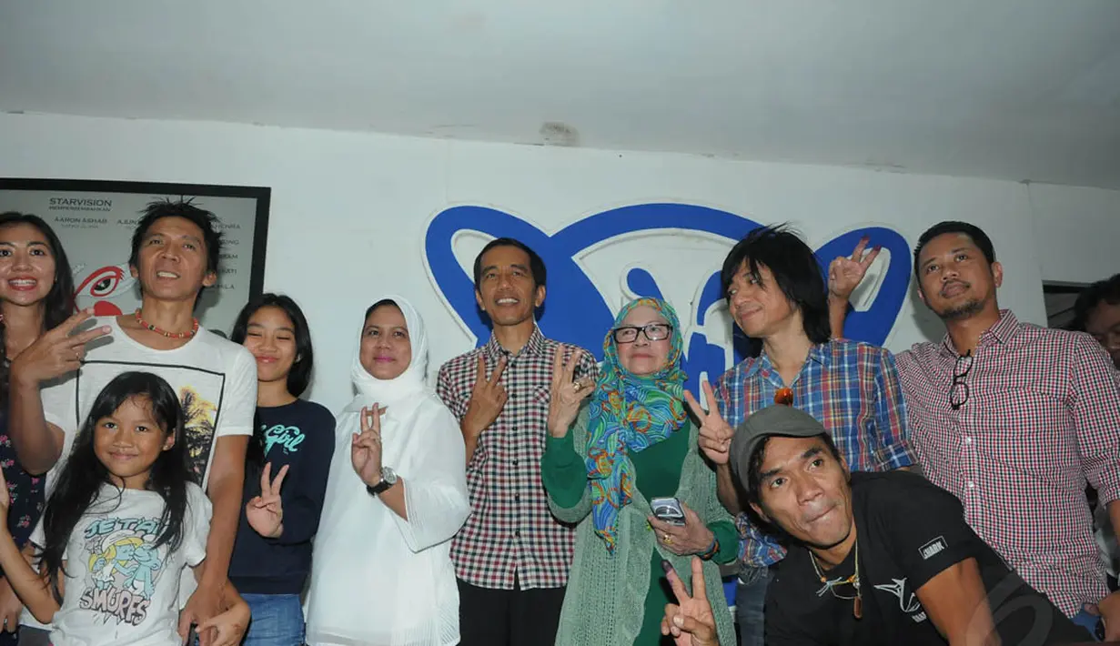 Capres Joko Widodo berfoto bersama dengan para personel Slank, dengan memperlihatkan salam dua jari. Rabu (9/7/14) (Liputan6.com/Herman Zakharia)