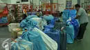 Petugas melakukan pengecekan di Kantor Pos Pusat, Jakarta, Senin (27/6). Pengiriman dan penerimaan paket pos di kantor pos tersebut meningkat hingga 30 persen dibandingkan hari biasa. (Liputan6.com/Gempur M Surya)