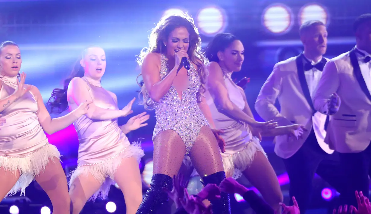 Jennifer Lopez saat tampil pada perhelatan Grammy Awards 2019 di Staples Center, Los Angeles, California, AS, Minggu (10/2). Meski berusia hampir setengah abad, J-Lo tampil sangat energik. (Photo by Matt Sayles/Invision/AP)