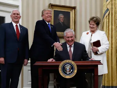 Rex Tillerson menandatangani dokumen usai diambil sumpah sebagai Menteri Luar Negeri (Menlu) AS dalam kabinet Presiden Donald Trump, di Gedung Putih, Washington, Rabu (1/2). Tillerson mendapat suara dukungan 56 berbanding 43. (AP Photo/Carolyn Kaster)