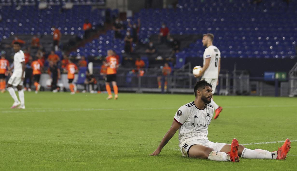 Reaksi pemain Basel Omar Alderete usai pemain Shakhtar Donetsk membobol gawang timnya pada pertandingan perempat final Liga Europa di Veltins-Arena, Gelsenkirchen, Jerman, Selasa (11/8/2020). Shakhtar Donetsk menang 4-1. (Lars Baron/Pool Photo via AP)