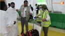 Mereka menawarkan bantuan dengan ramah dan sigap memberikan pertolongan pada jemaah haji (Liputan6.com/ Anry Syaiful)