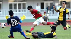 Di babak pertama Timnas Indonesia lebih dahulu membobol gawang Malaysia. Tampak pemain timnas yang berkostum merah, Bayu Gatra melepaskan tendangan ke gawang Malaysia (ANTARA FOTO/Prasetyo Utomo) 