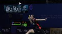 Tunggal putri Indonesia, Gregoria Mariska, berusaha mengembalikan kok saat melawan Pornpawee Chochuwong, pada Blibli Indonesia Open 2019 di Istora Senayan, Jakarta, Selasa (16/7). Gregoria menang 21-10 dan 21-8. (Bola.com/Vitalis Yogi Trisna)