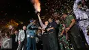 Gubernur DKI Jakarta, Basuki T Purnama didampingi Wagub DKI Djarot Syaiful Hidayat menembakan ke atas pertanda tahun baru 2016 di panggung Move On Party 2016 di Pantai Carnaval Ancol, Jakarta, Jumat (1/1/2016). (Liputan6.com/Herman Zakharia)