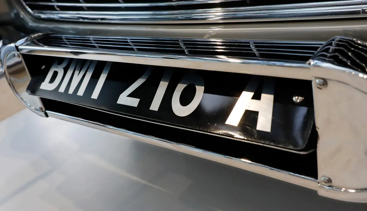 Plat nomor Mobil Aston Martin DB5 dalam film James Bond 1965 yang ditampilkan di rumah lelang Sotheby, New York, Senin (29/7/2019). Aston Martin DB5 ini hanya muncul di dua film James Bond Lawas, Goldfinger dan Thunderball. (AP/Richard Drew)