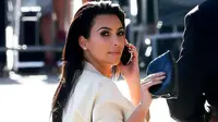 Kim Kesal dengan tingkah Kris Jenner yang suka meniru fashionnya. 