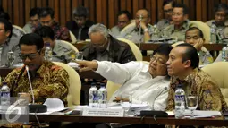 Menteri Lingkungan Hidup dan Kehutanan Siti Nurbaya (tengah) saat mengikuti rapat kerja dengan Komisi IV DPR, Jakarta, Kamis (19/11). Rapat itu membahas Rencana Kerja & Anggaran Kementerian Negara/Lembaga (RKAKL). (Liputan6.com/Johan Tallo)