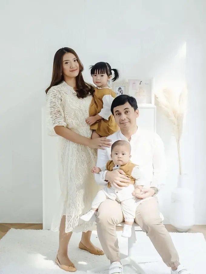 12 Ide Model Baju Couple Keluarga Modern ala Seleb, Jessica Iskandar-Nagita Slavina