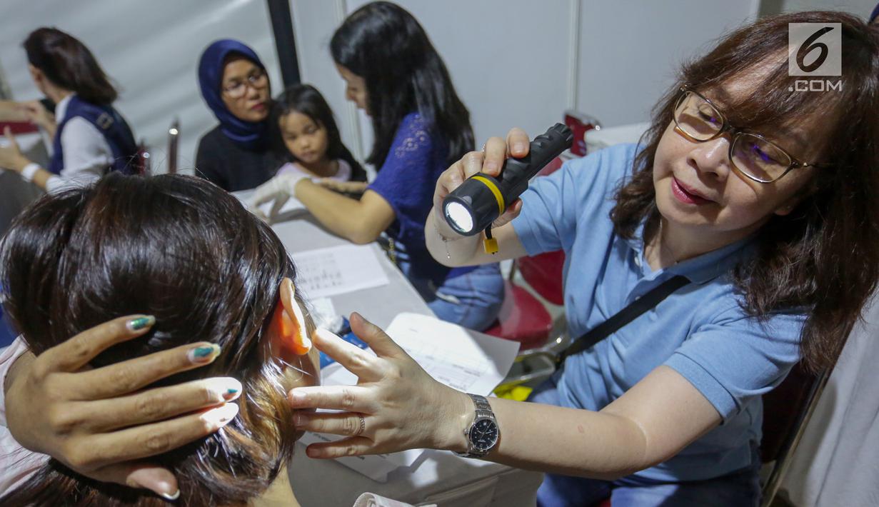 Dokter spesialis kulit memeriksa kulit pada pasien anak di komplek Rusunawa Muara Baru, Jakarta, Selasa (14/5/2019). Pemeriksaan kulit secara cuma-cuma merupakan program Vaseline Healing Project yang bertujuan meningkatkan perilaku hidup bersih dan sehat. (Liputan6.com/Fery Pradolo)