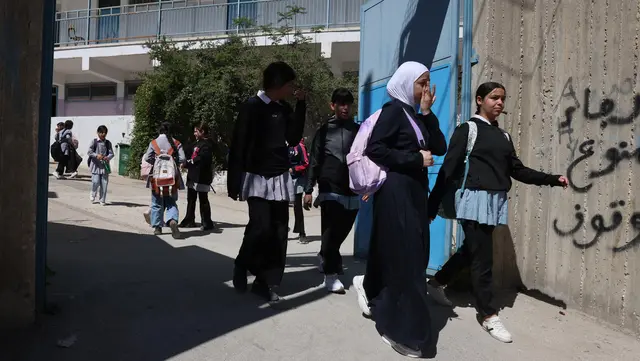 Potret Kesedihan Pelajar Tinggalkan Sekolah PBB di Yerusalem Timur yang Ditutup Israel