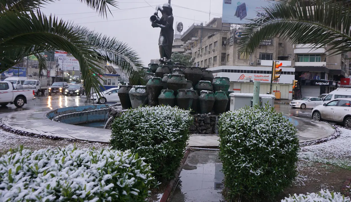 Sebuah foto menunjukkan lingkungan perumahan Karrada saat salju turun di Baghdad, Selasa (11/2/2020). Salju turun di Baghdad untuk pertama kalinya dalam satu dekade setelah sebelumnya ibu kota Irak itu sempat diguyur salju pada 2008, tetapi hanya berlangsung sekejap dan langsung mencair (SABAH ARAR/