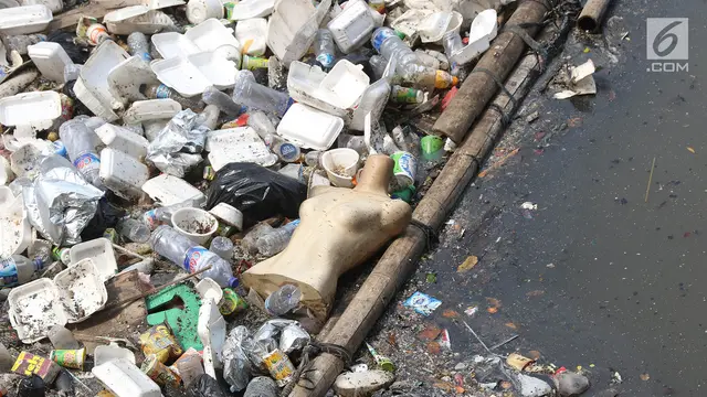 Kali Cideng Dipenuhi Sampah Rumah Tangga