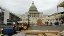 Kesibukan pekerja konstruksi saat membuat panggung untuk acara pelantikan Presiden terpilih Donald Trump di U.S. Capitol, Washington, Kamis (8/12). (REUTERS/Jonathan Ernst)