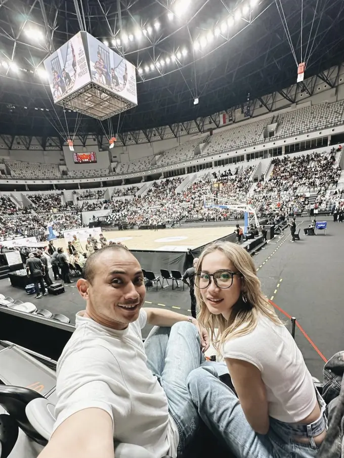 Potret kebersamaan Tiko dan BCL saat menonton basket, sumber Instagram: @tikoaryawardhana