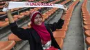 Seorang TKW cantik berpose sebelum mendukung Timnas Indonesia yang akan melawan Filipina pada laga SEA Games di Stadion Shah Alam, Selangor, Kamis (17/8/2017). Indonesia menang 3-0 atas Filipina.(Bola.com/Vitalis Yogi Trisna)