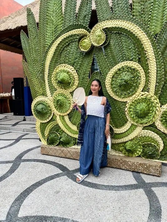 Selalu tampik anggun, Happy Salma memadukan Birkenstock Papillio Arizona Flex Platform Sandal, dengan celana palazzo dan crop top lengkap dengan kain tenun bali sebagai pemanis tampilan.  / Foto: Fimela.com.
