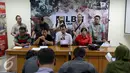 Direktur LBH Jakarta Alghiffari Aqsa (kedua dari kiri) bersama persatuan rakyat Jakarta menggelar konferensi pers di kantor LBH Jakarta, Jum'at (11/6/2015). Mereka menolak keras peraturan gubenur Jakarta No 228 Tahun 2015 . (Liputan6.com/Faizal Fanani)