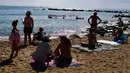 Sejumlah aktivis melakukan aksi protes menyerukan gerakan anti-wisatawan di pantai Barcelona, Spanyol, Sabtu (12/8). Para pemrotes mengatakan masuknya turis asing telah meningkatkan harga sewa dan perilaku mereka membuat gaduh. (AP Photo/Manu Fernandez)