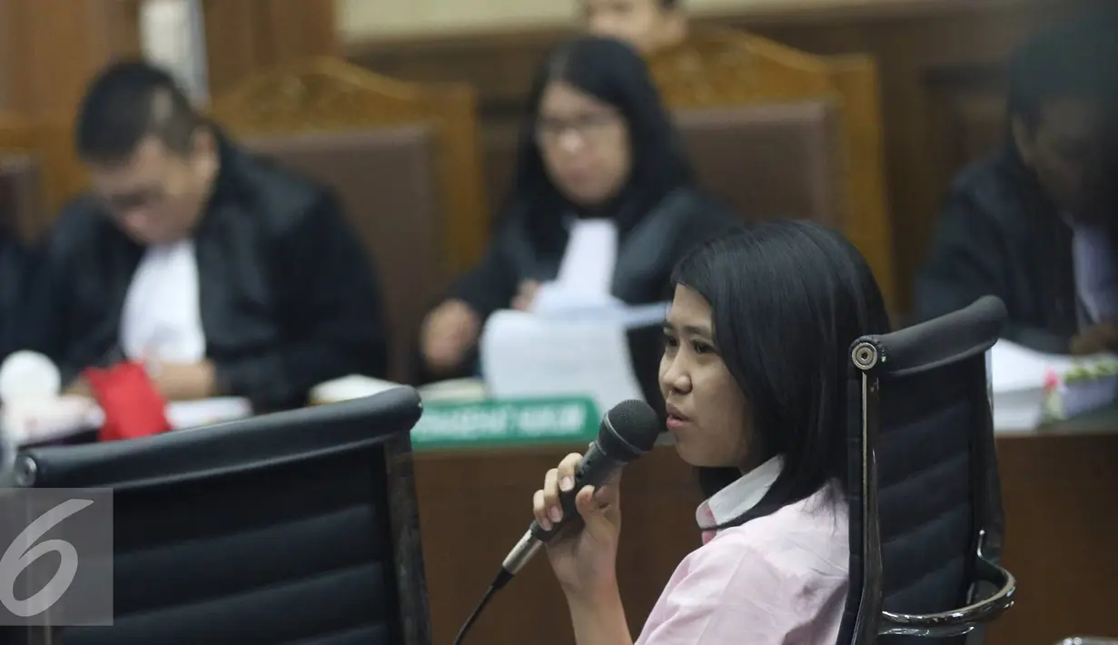 Kasir kafe Olivier Jukiyah memberikan kesaksian pada sidang lanjutan kasus kematian Wayan Mirna Salihin dengan terdakwa Jessica Kumala Wongso di Pengadilan Negeri Jakarta Pusat, Kamis (21/7). (Liputan6.com/Immanuel Antonius)