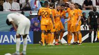 Pemain Belanda merayakan gol pertama timnya ke gawang Qatar yang dicetak oleh Cody Gakpo saat matchday ketiga Grup A Piala Dunia 2022 di Stadion Al Bayt, Selasa (29/11/2022). (AP/Lee Jin-man)