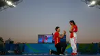 Atlet loncat indah Putri asal Tiongkok, He Zi saat dilamar kekasihnya atlet Penyelam, Qin Kia di atas panggung, saat pengalungan medali perak di ajang Lompat Indah 3 meter pada Olimpiade 2016 di Rio de Janeiro, Brasil, (14/8). (REUTERS/Michael Dalder)