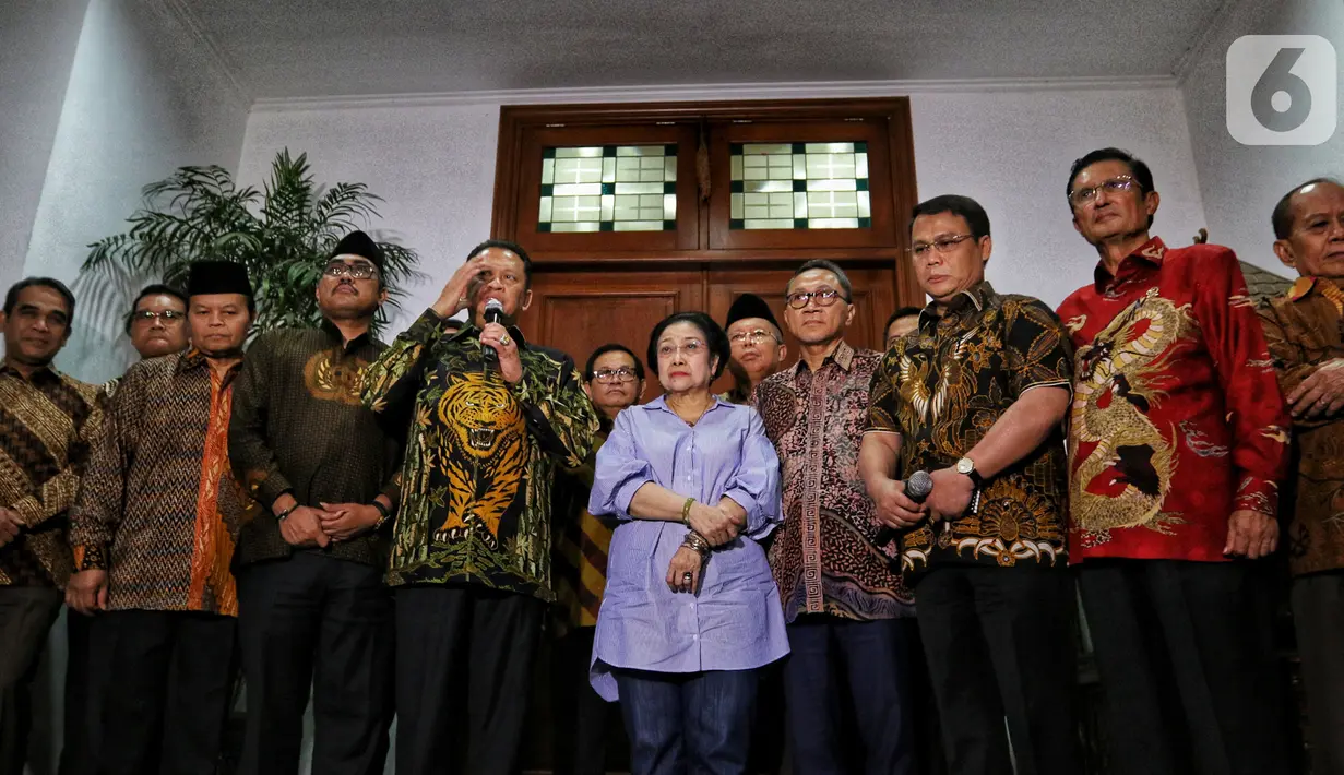 Ketua MPR Bambang Soesatyo (kiri) bersama Pimpinan MPR menemui Presiden ke-5 RI Megawati Soekarnoputri di kawasan Menteng, Jakarta, Kamis (10/10/2019). MPR mengundang Megawati untuk hadir dalam pelantikan Presiden Joko Widodo dan Wapres Mar'uf Amin 20 Oktober mendatang. (Liputan6.com/Johan Tallo)