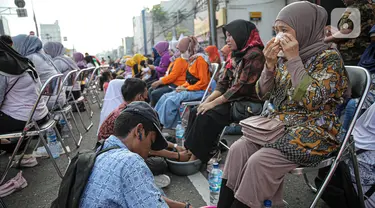 Sejumlah anak mencuci kaki ibunya pada aksi cuci kaki ibu massal di Jakarta, Minggu (18/12/2022). Aksi yang diikuti sebanyak ratusann peserta itu bertujuan untuk meningkatkan rasa cinta kasih kepada ibu , khususnya dalam rangka memperingati Hari Ibu. (Liputan6.com/Faizal Fanani)