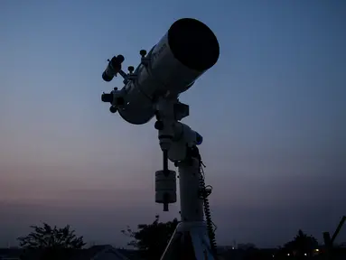 Sebuah teleskop untuk melihat posisi hilal di Pondok Pesantren Al Hidayah, Jakarta, Senin (16/6/2015). Posisi hilal masih -3 derajat di bawah ufuk sehingga penentuan jatuhnya 1 Ramadan 1436 H menunggu keputusan pemerintah. (Liputan6.com/Faizal Fanani)