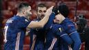 Gelandang Arsenal, Smith Rowe (kanan), melakukan selebrasi bersama rekan-rekannya usai mencetak gol ke-4 Arsenal ke gawang Rapid Wien dalam laga lanjutan Liga Europa 2020/21 Grup B di Emirates Stadium, Kamis (3/12/2020) waktu setempat. Arsenal mengalahkan Rapid Wien 4-1. (AFP/Adrian Dennis)
