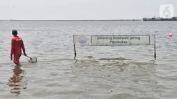 Petugas membawa jaring saat mencari ubur-ubur di Pantai Lagoon, Ancol Taman Impian, Jakarta, Rabu (9/10/2019). Pihak Ancol telah memasang jaring agar ubur-ubur itu tidak sampai ke tempat warga yang sedang berenang. (merdeka.com/Iqbal Nugroho)