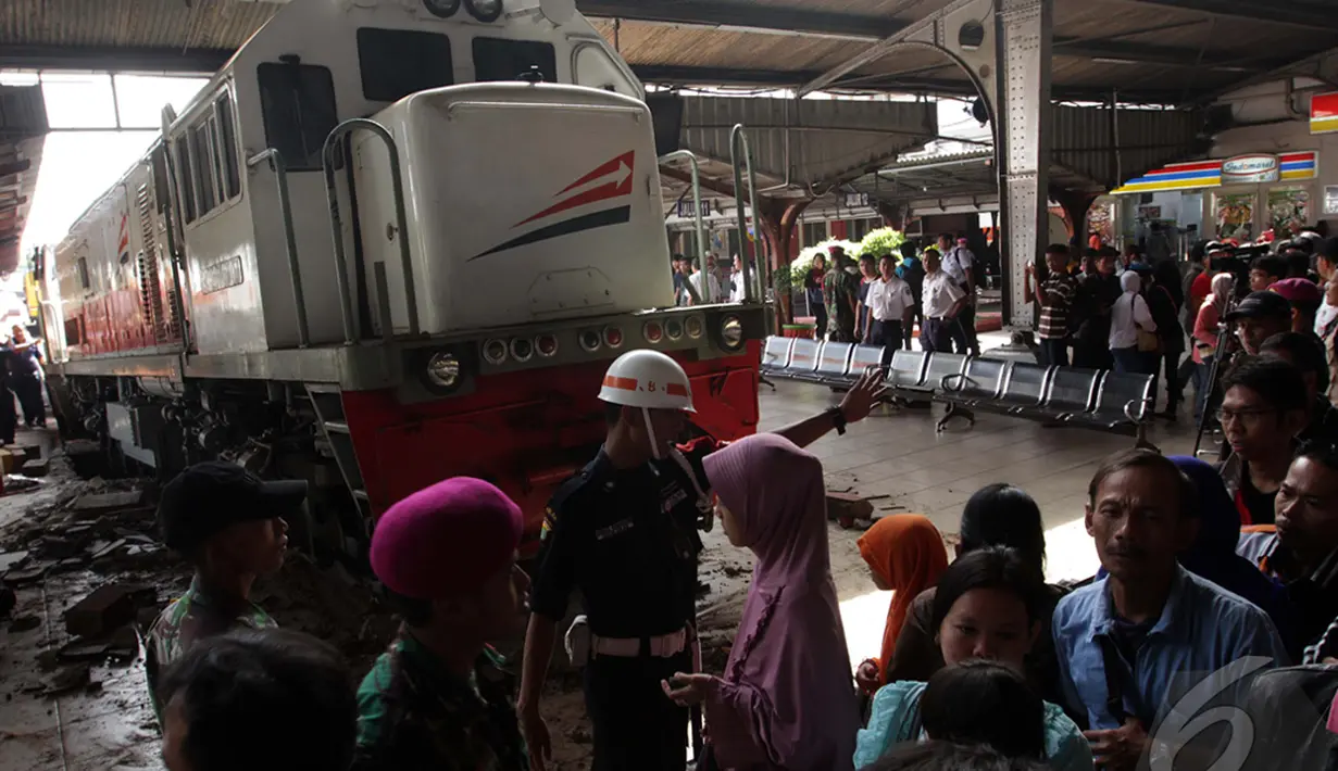 Kereta Petugas menertibkan sejumlah orang saat kejadian terjadi di Stasiun Kota, Jakarta, Jumat (26/12/2014). (Liputan6.com/Faizal Fanani)