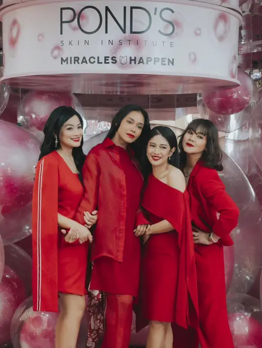 Potret ini mengundang perhatian netizen, di mana beramai-ramai berharap AADC akan dibuat season selanjutnya. Bagaimana menurutmu, Sahabat FIMELA? [Foto: Instagram/therealdisastr]