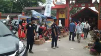 Dinas Sosial DKI Jakarta menempatkan petugas P3S lima wilayah kota DKI Jakarta di beberapa wihara saat pembagian angpao.