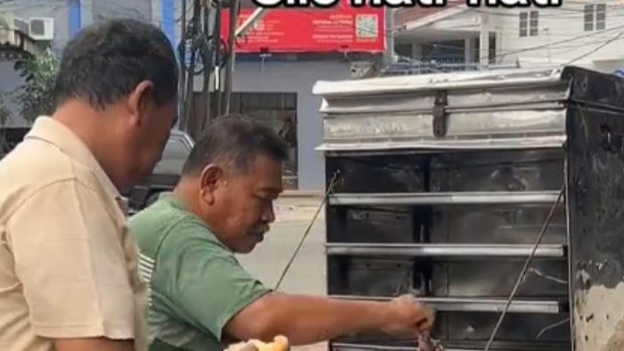 Tak Sengaja Tabrak Gerbang Rumah Orang, Penjul Roti Ini Malah Dapat Berkah