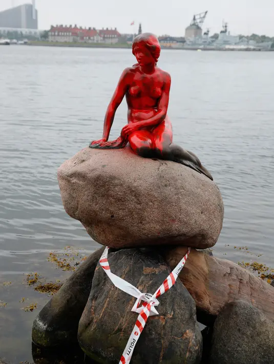 Patung putri duyung 'Little Mermaid' yang menjadi korban vandalisme di Kopenhagen, Denmark, Selasa (30/5). Perusakan tersebut berupa semprotan cat merah ketika para aktvis pecinta hewan beraksi menentang penangkapan paus (Jens Dresling/Ritzau Foto via AP)