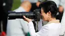 Putri Jepang, Hisako Takamado mengambil gambar sesi latihan dalam kunjungan kerajaan ke markas timnas Jepang di Kazan, Kamis (21/6). Putri Takamado menjadi anggota Kerajaan Jepang pertama yang berkunjung ke Rusia sejak 1916. (AP/Eugene Hoshiko)