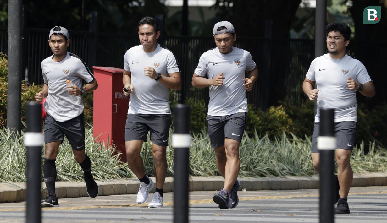 Pelatih Timnas Indonesia, Bima Sakti, bersama staf pelatihnya jogging menuju penginapan usai latihan di Stadion Madya Senayan, Jakarta, Rabu (21/11). Kebiasaan ini sering dilakukan sejak era Luis Milla. (Bola.com/M. Iqbal Ichsan)