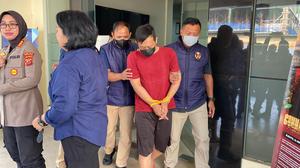 Helm Dipakai Taufik Aniaya Yuvita Jadi Barang Bukti Diserahkan ke Jaksa