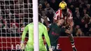 Tiga gol kemenangan Brentford masing-masing tercipta dari aksi bunuh diri Ibrahima Konate serta gol Yoane Wissa dan Bryan Mbeumo. (AP Photo/Ian Walton)