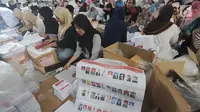 Relawan melipat kertas suara DPD RI di Gudang KPU, Cibinong, Bogor, Jawa Barat, Kamis (21/2). Sebanyak 650 relawan dilibatkan dalam kegiatan penyortiran dan pelipatan kertas suara untuk Pemilu 17 April 2019. (Merdeka.com/Arie Basuki)