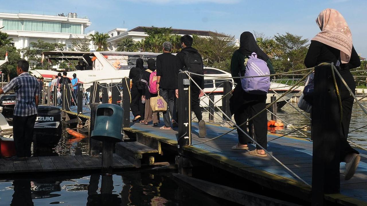 Wisatawan berjalan menuju kapal penyeberangan ke Kepulauan Seribu di Dermaga Marina Ancol, Jakarta, Jumat (9/2/2024). Libur panjang perayaan Tahun Baru Imlek 2024 dimanfaatkan sejumlah turis lokal dan mancanegara untuk&nbsp; untuk berwisata ke Kepulauan S