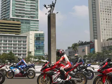 Parade pembalap MotoGP di kawasan Bundaran HI, Jakarta, Rabu (16/3/2022). Sebanyak 20 pembalap ikut ambil bagian. Sebagian besar merupakan rider yang akan tampil pada MotoGP Mandalika, 18-20 Maret 2022. (Liputan6.com/Herman Zakharia)